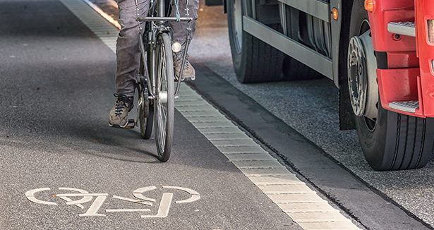  Cycling near a heavy vehicle 